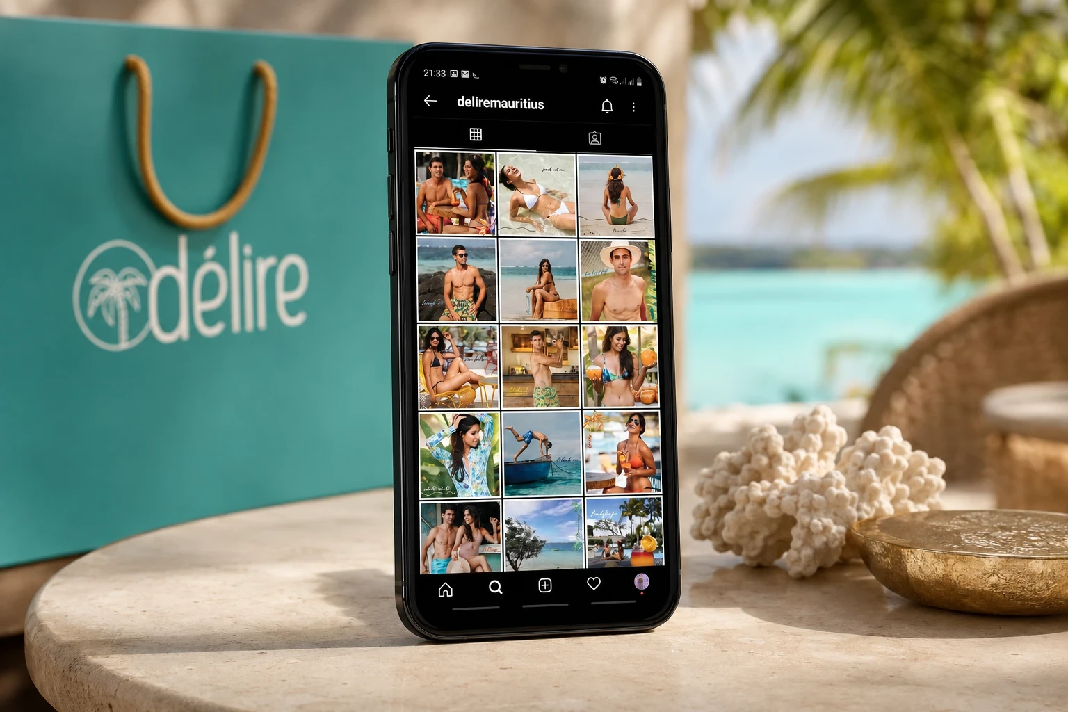 Téléphone affichant le compte Instagram Délire devant un sac turquoise au bord d’une piscine.